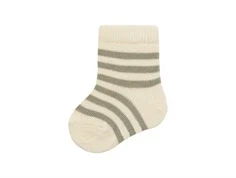 En råhvid og grønstribet strømpe fra Lil Atelier 13241167 turtledove forest fog detalje